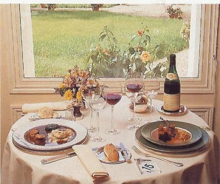 une table chaleureuse